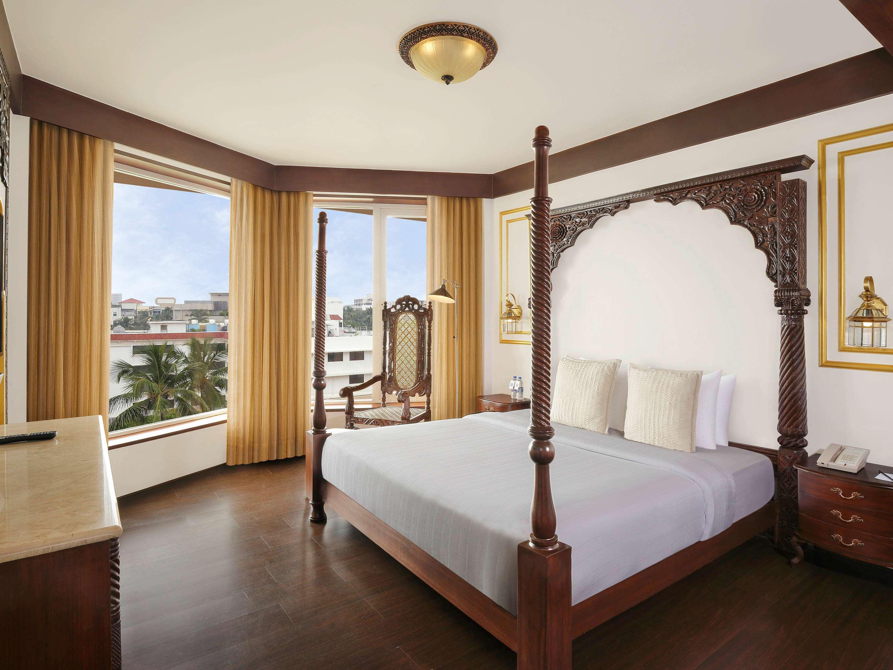 Novotel Mumbai Juhu Beach Ngoại thất bức ảnh A bedroom at the hotel