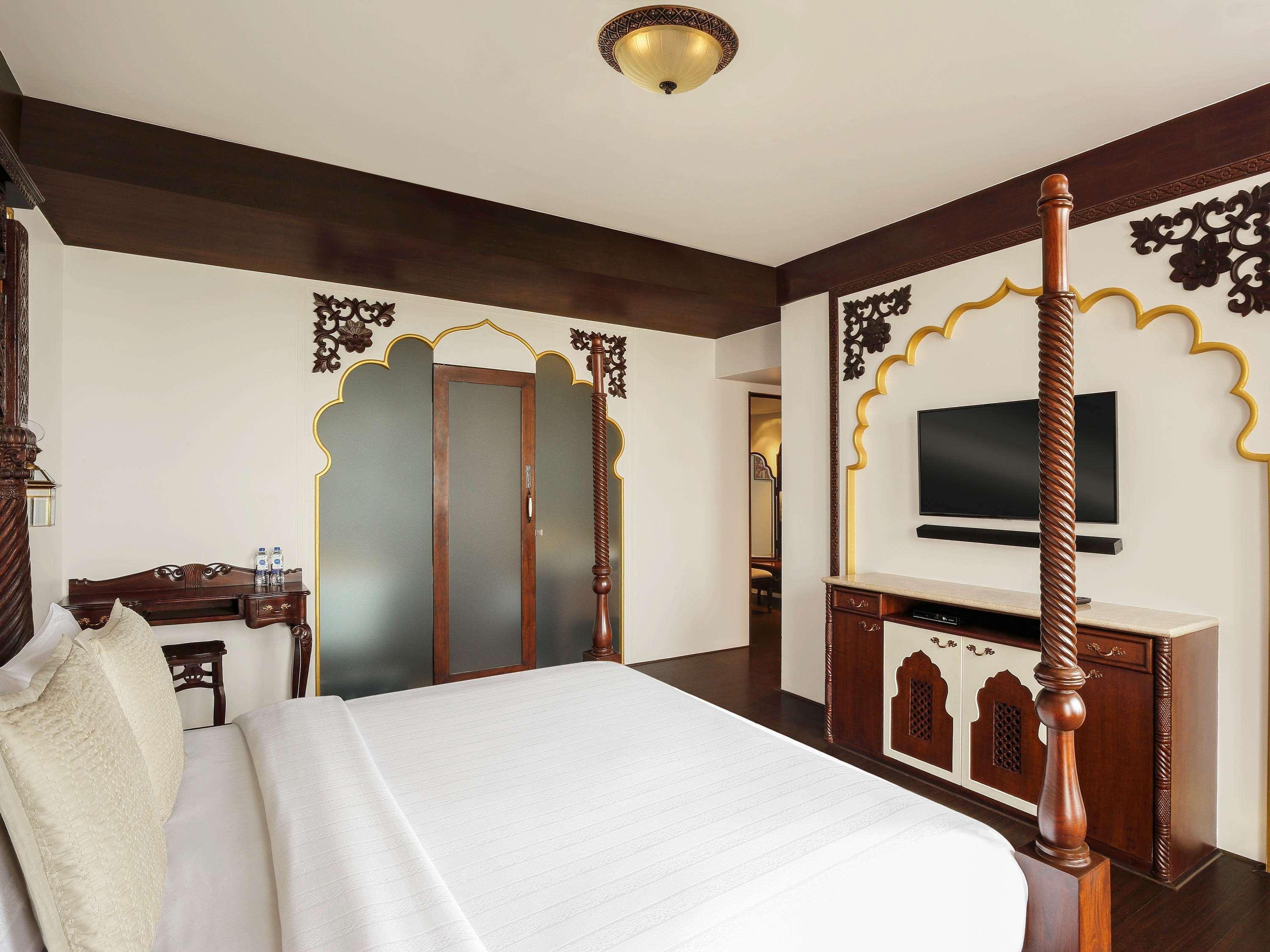Novotel Mumbai Juhu Beach Ngoại thất bức ảnh A bedroom at the Taj Mahal Palace