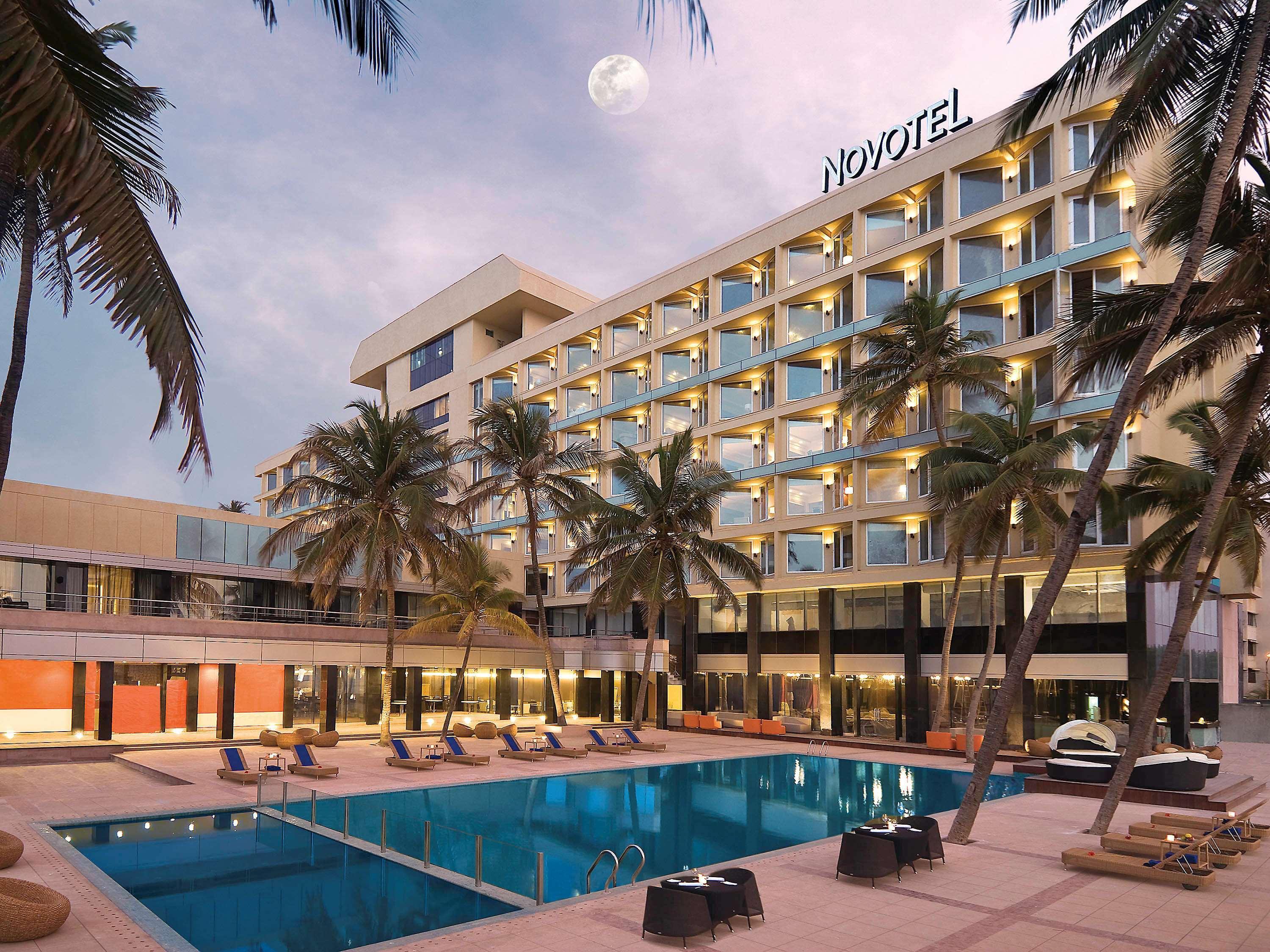 Novotel Mumbai Juhu Beach Ngoại thất bức ảnh The hotel's pool