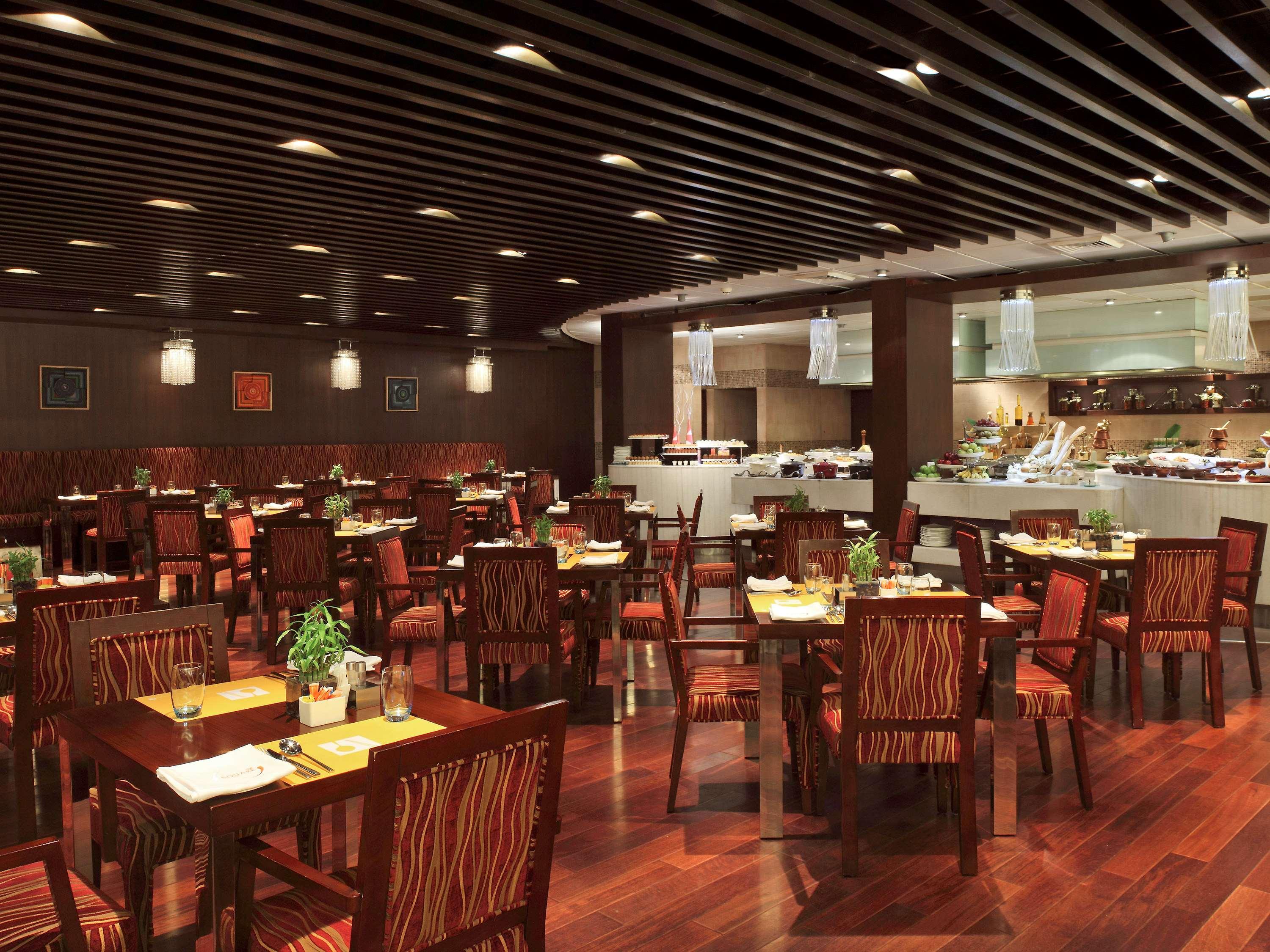 Novotel Mumbai Juhu Beach Ngoại thất bức ảnh The restaurant
