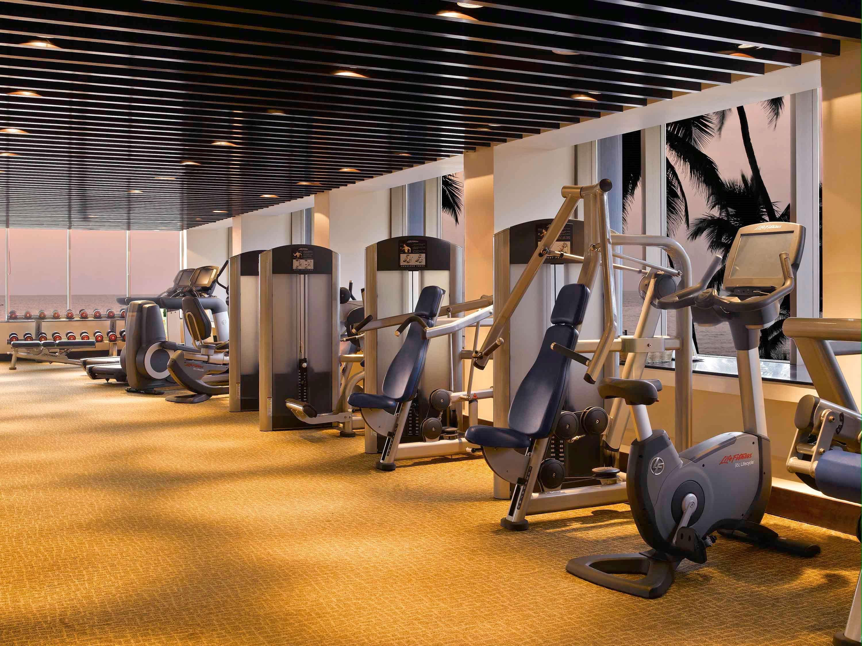 Novotel Mumbai Juhu Beach Ngoại thất bức ảnh The gym at the hotel