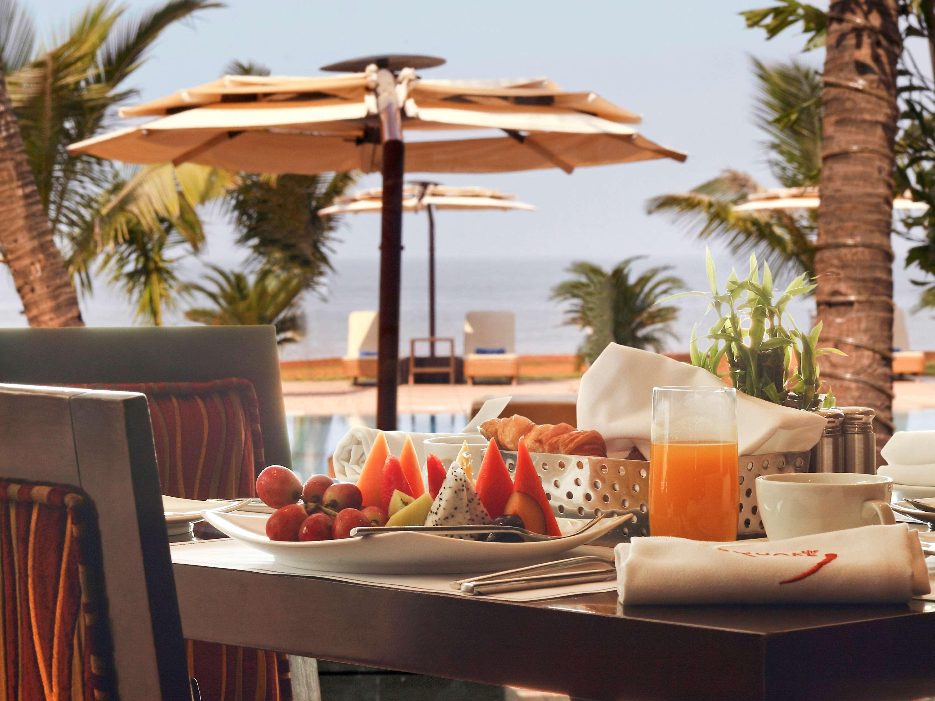 Novotel Mumbai Juhu Beach Ngoại thất bức ảnh Breakfast at the beach