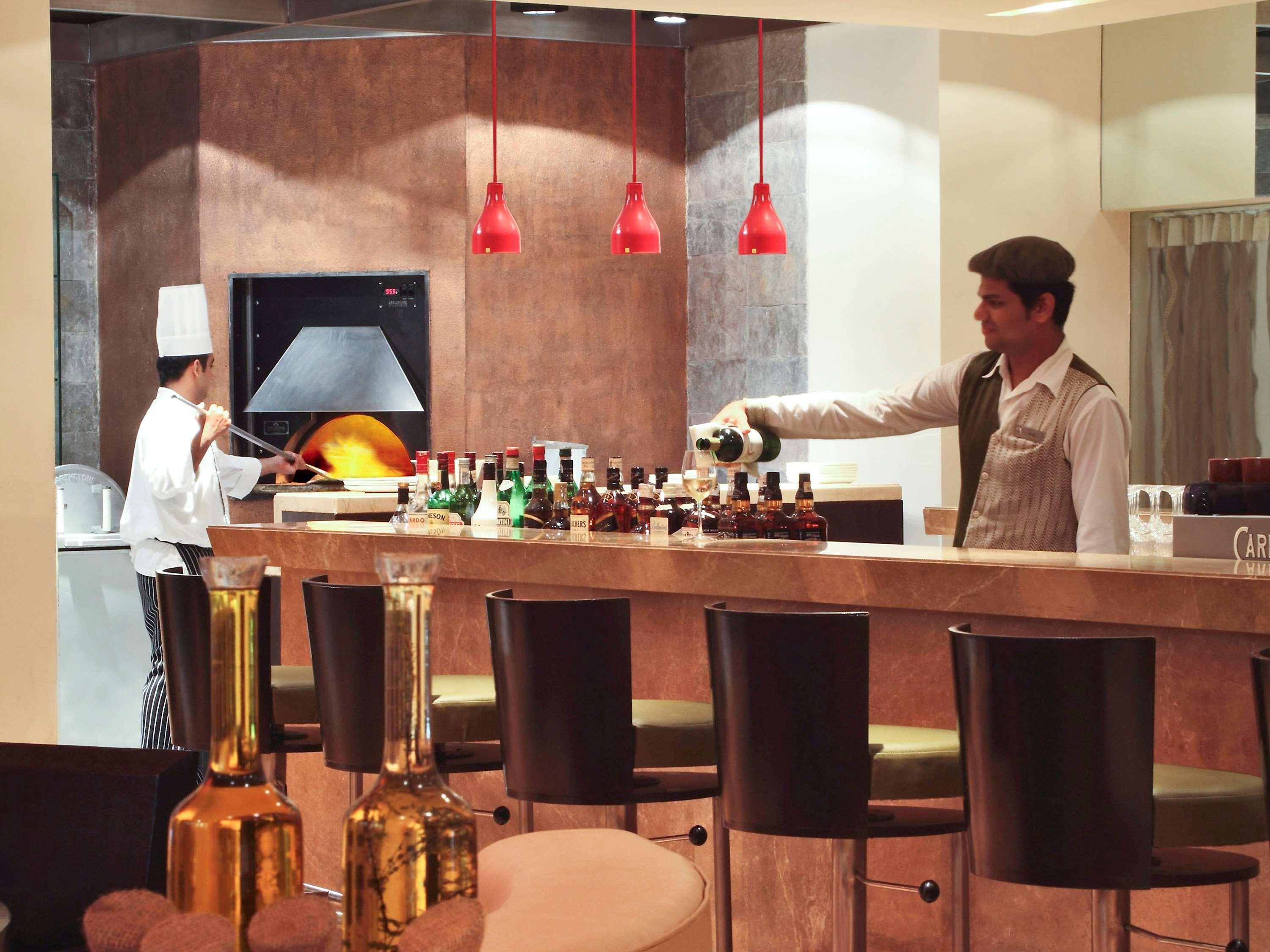 Novotel Mumbai Juhu Beach Ngoại thất bức ảnh A bartender at work