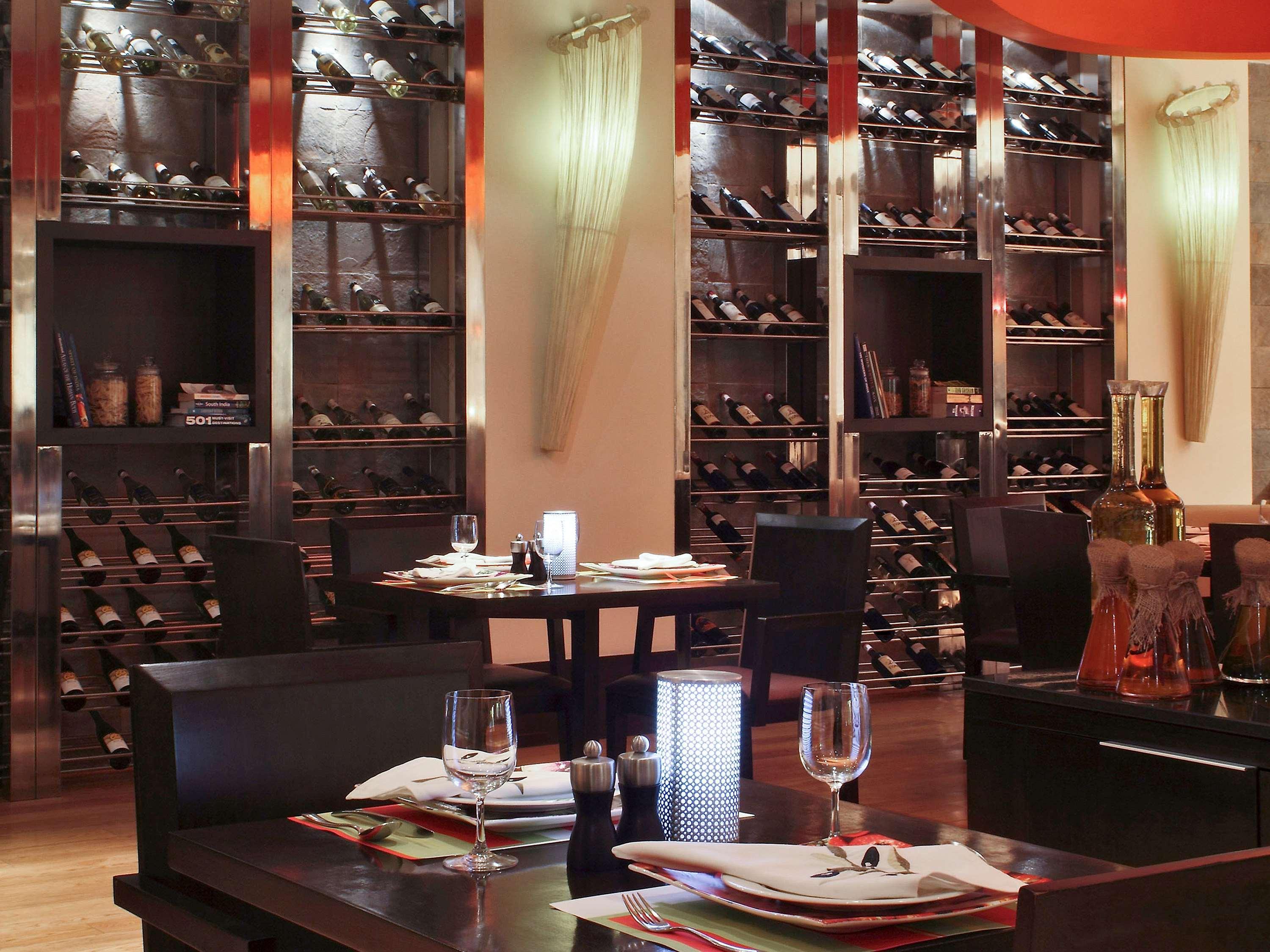 Novotel Mumbai Juhu Beach Ngoại thất bức ảnh The interior of the restaurant
