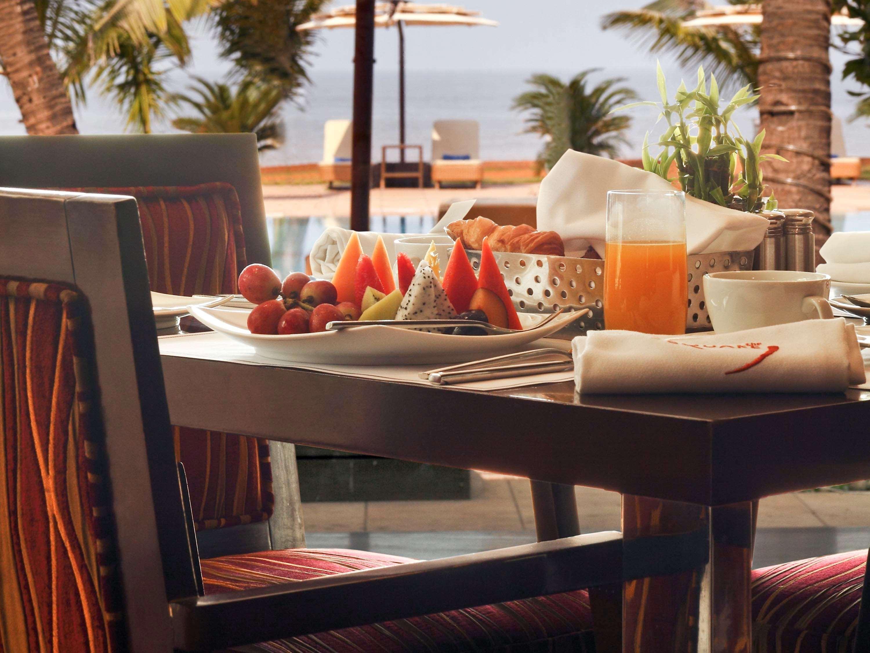 Novotel Mumbai Juhu Beach Ngoại thất bức ảnh A Christmas cracker on a table laid for breakfast