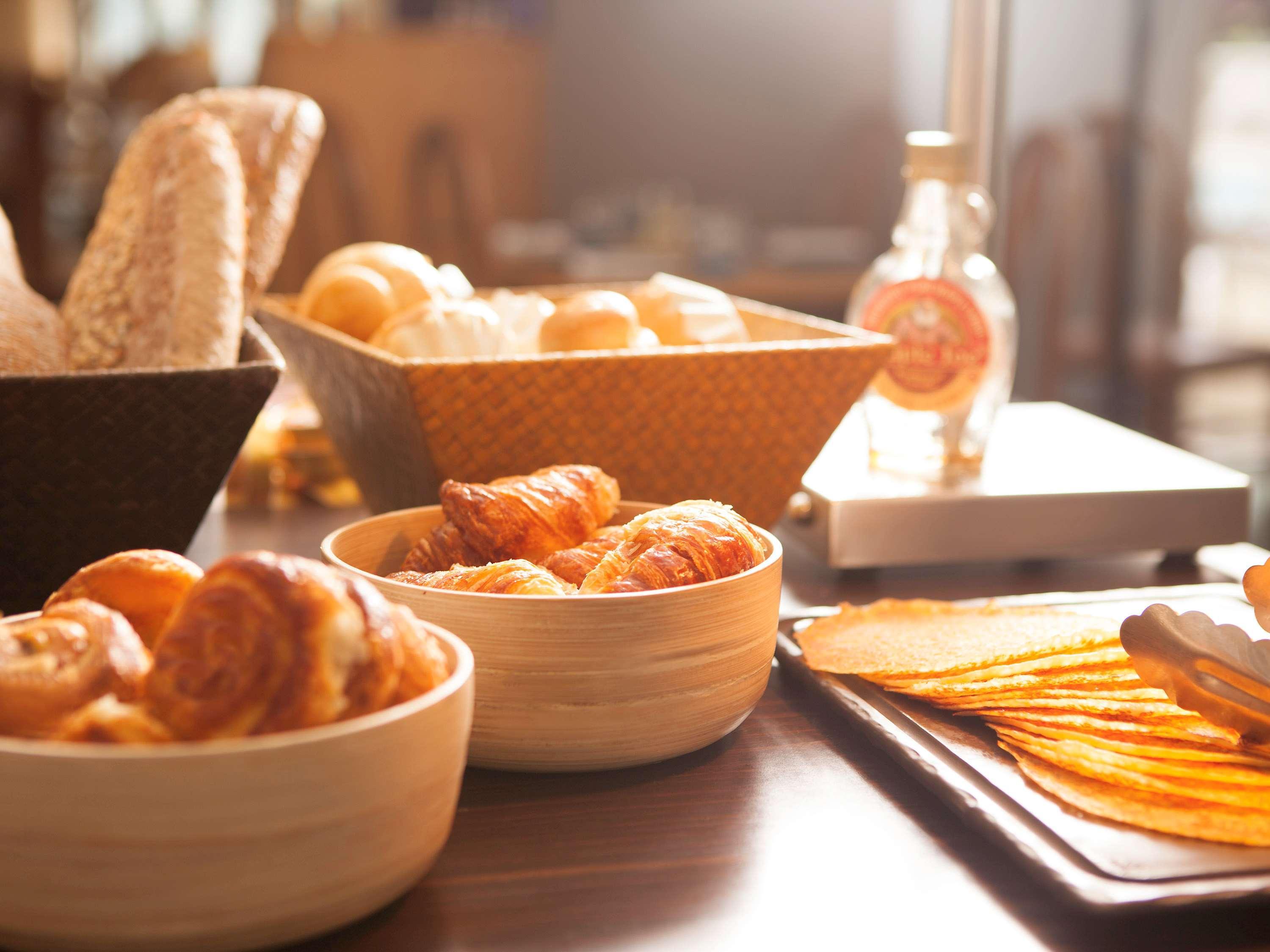 Novotel Mumbai Juhu Beach Ngoại thất bức ảnh A selection of breads and pastries