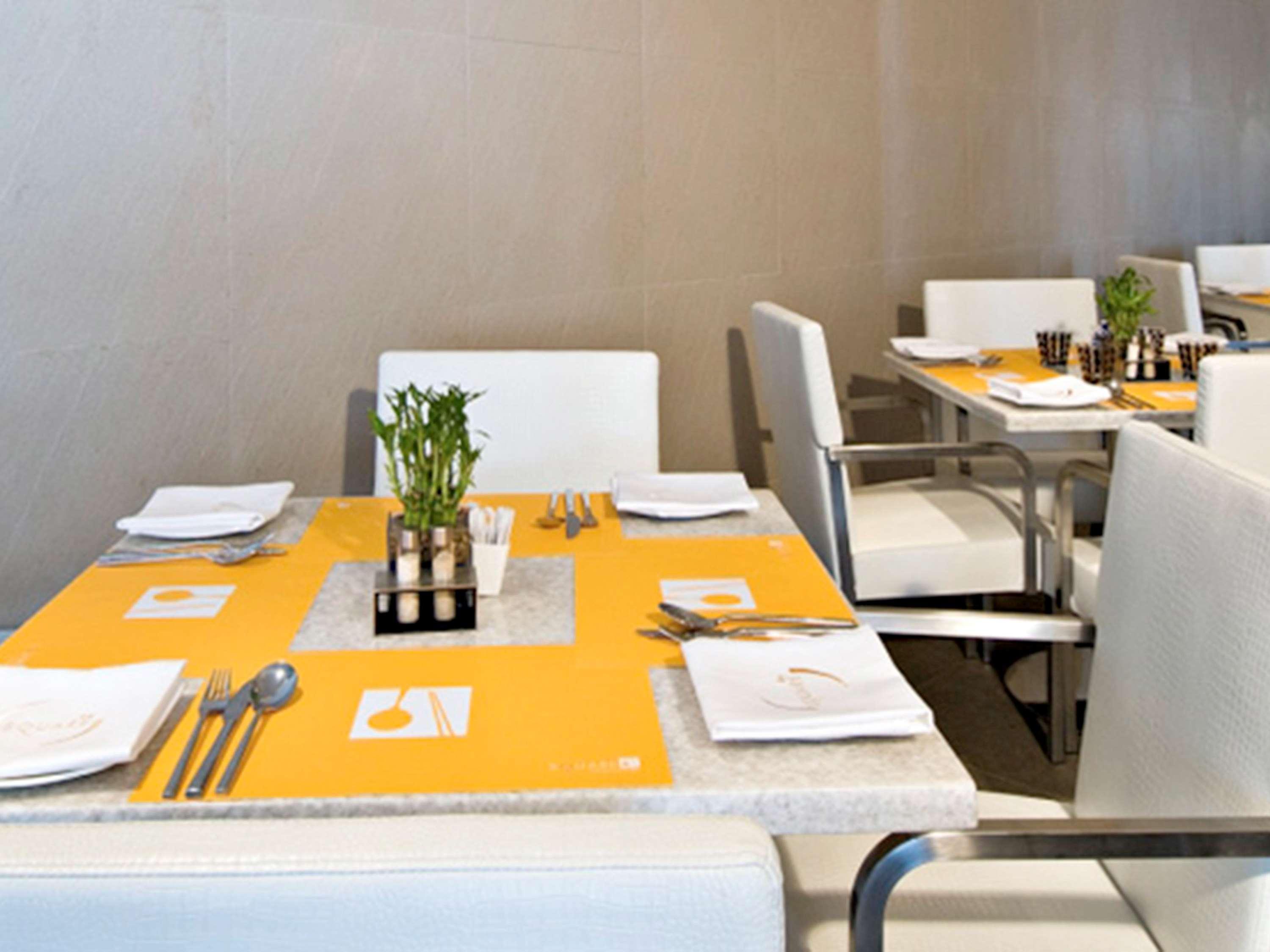 Novotel Mumbai Juhu Beach Ngoại thất bức ảnh Restaurant