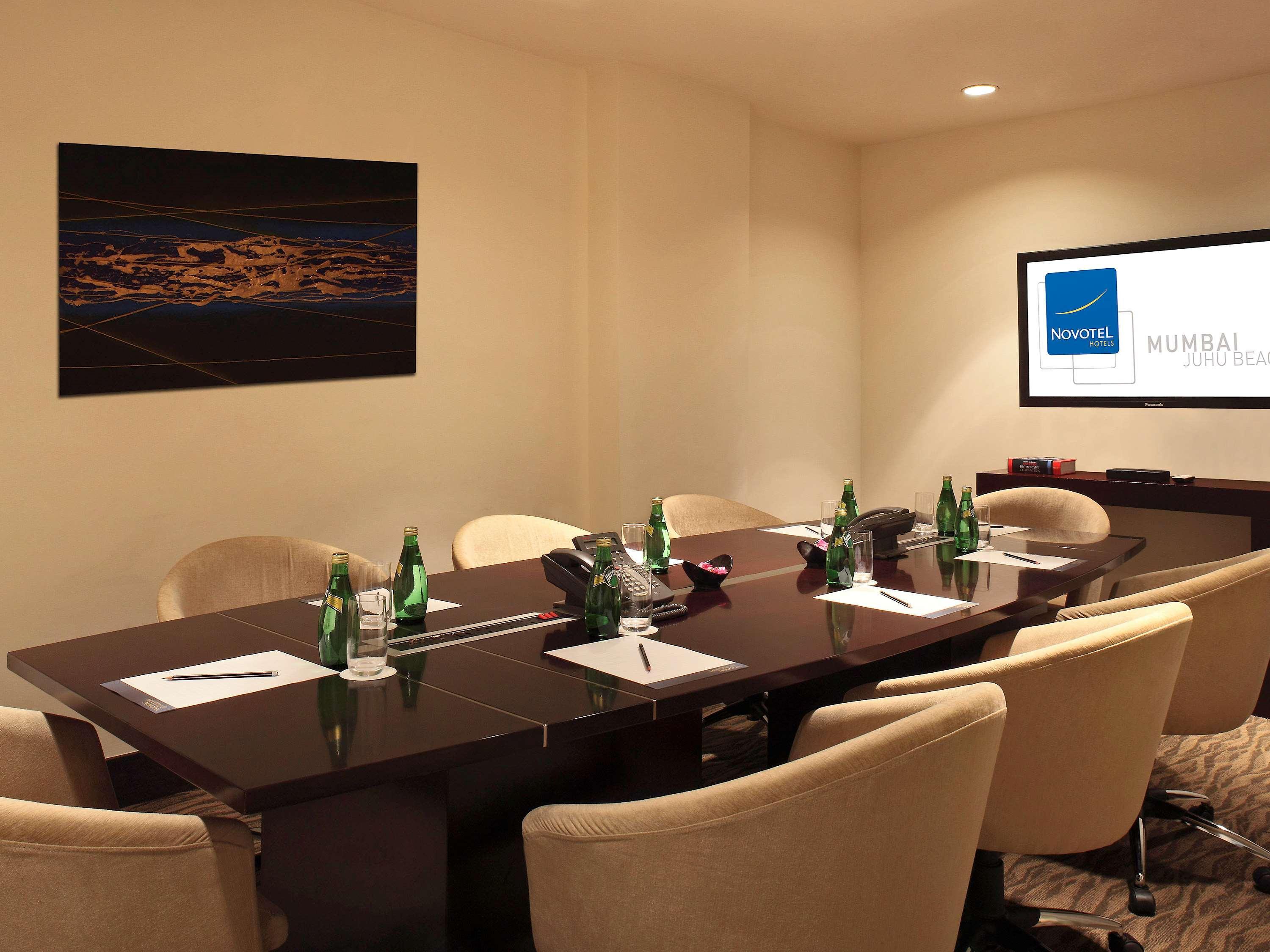 Novotel Mumbai Juhu Beach Ngoại thất bức ảnh Meeting room at the hotel