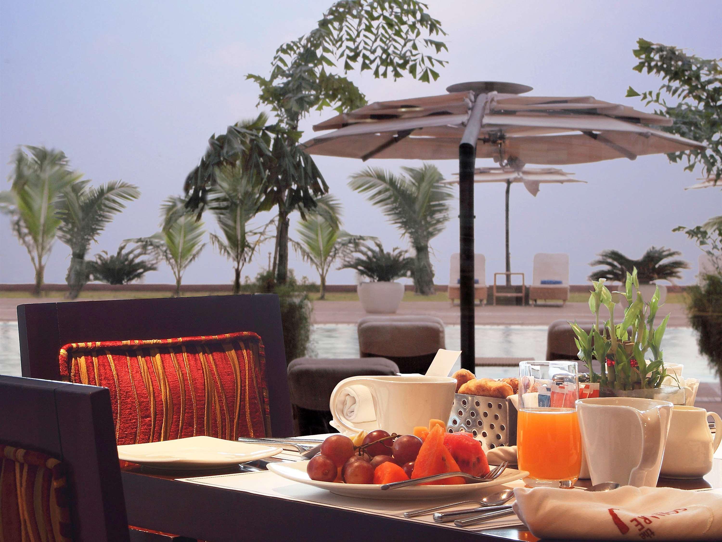 Novotel Mumbai Juhu Beach Ngoại thất bức ảnh The poolside at the Taj Bengal